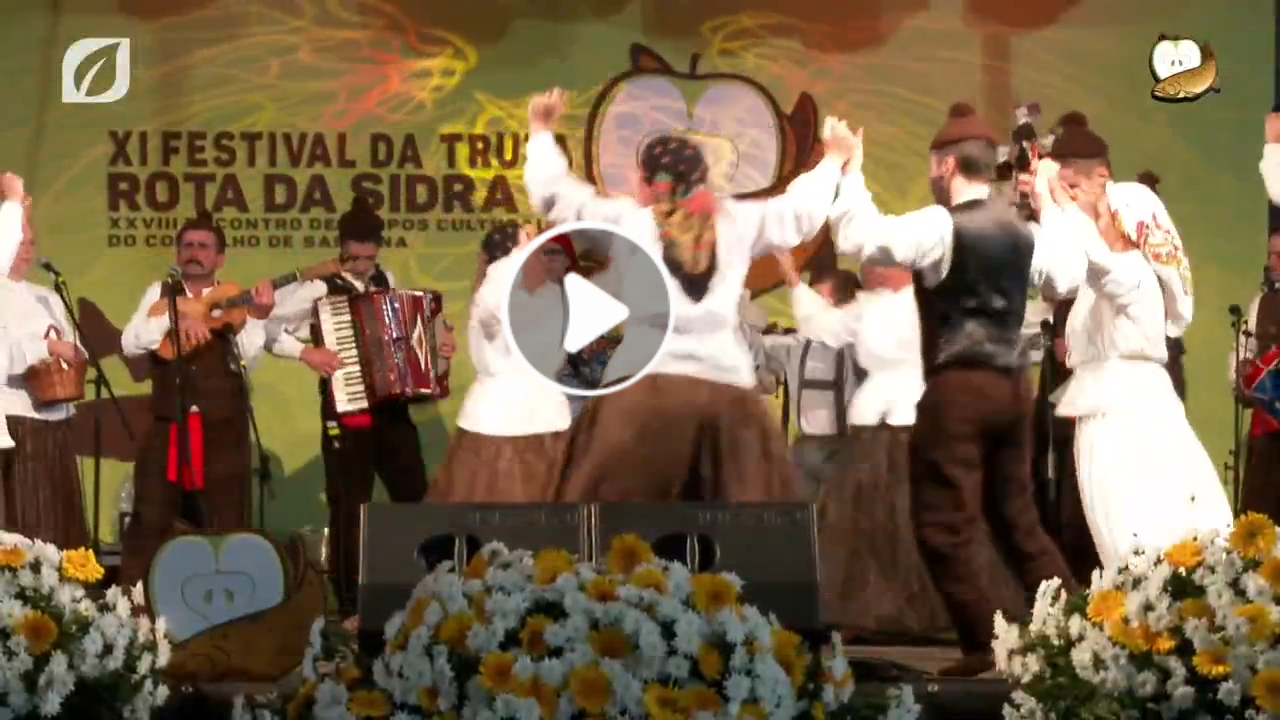 O Grupo de Folclore Casa do Povo Santana alegra com a sua coreografia tradicional