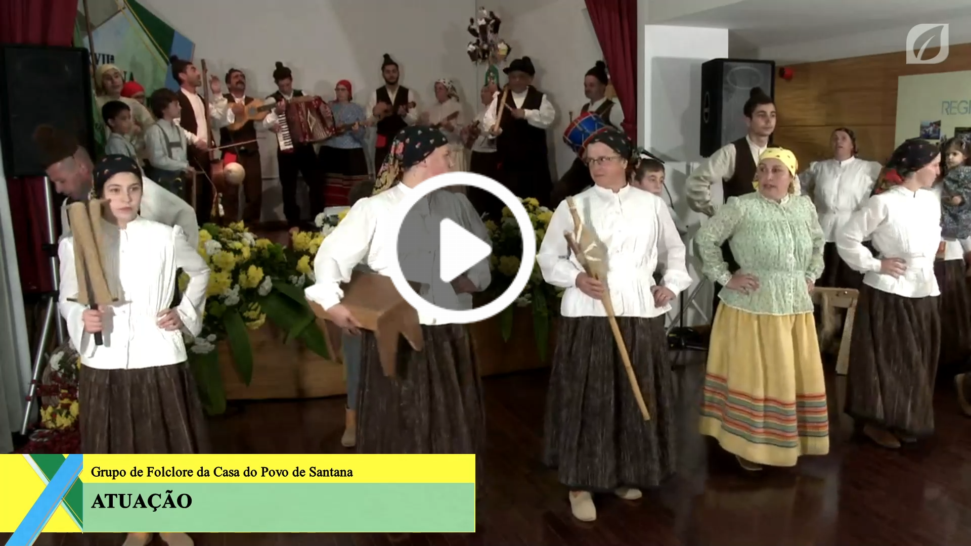O Grupo de Folclore da Casa do Povo de Santana anima este dia de Semana Cultural