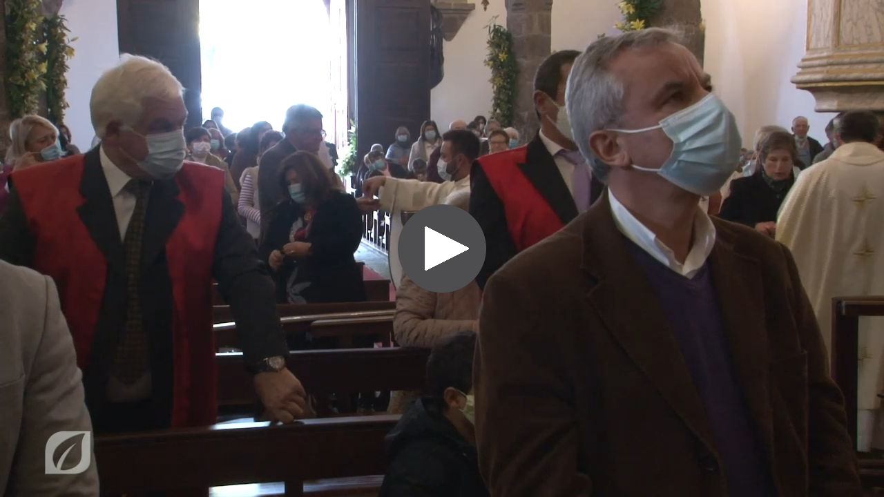 Distribuição da Comunhão - celebração da eucaristia da Festa de  Santo Amaro em Santa Cruz (2021) Cerimónia Religiosa